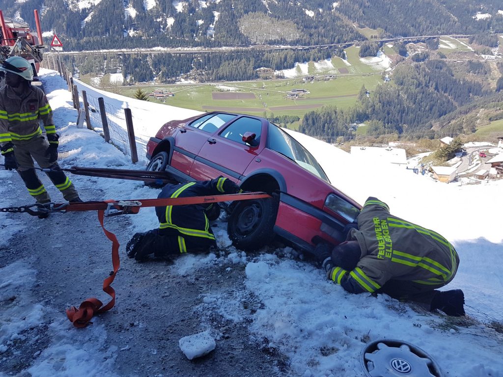 Technischer Einsatz - drohender Fahrzeugabsturz