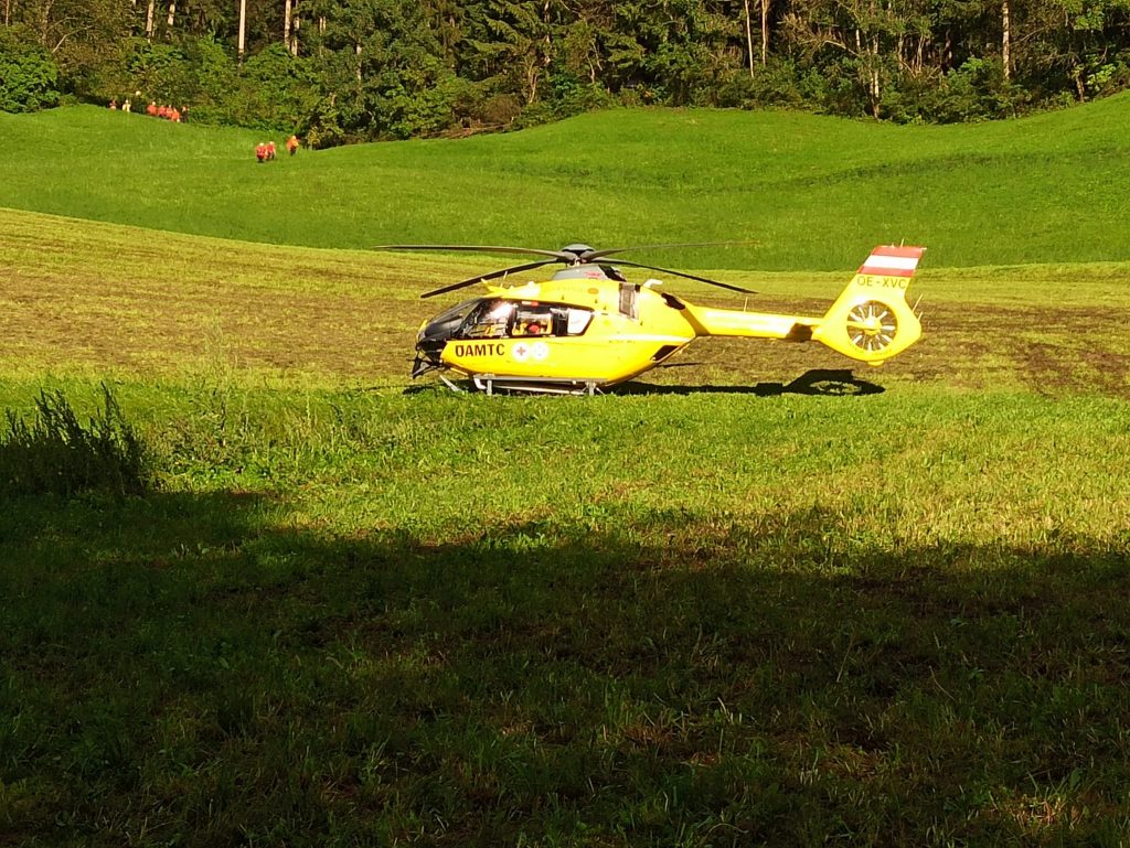 Fahrzeugabsturz mit eingeklemmter Person